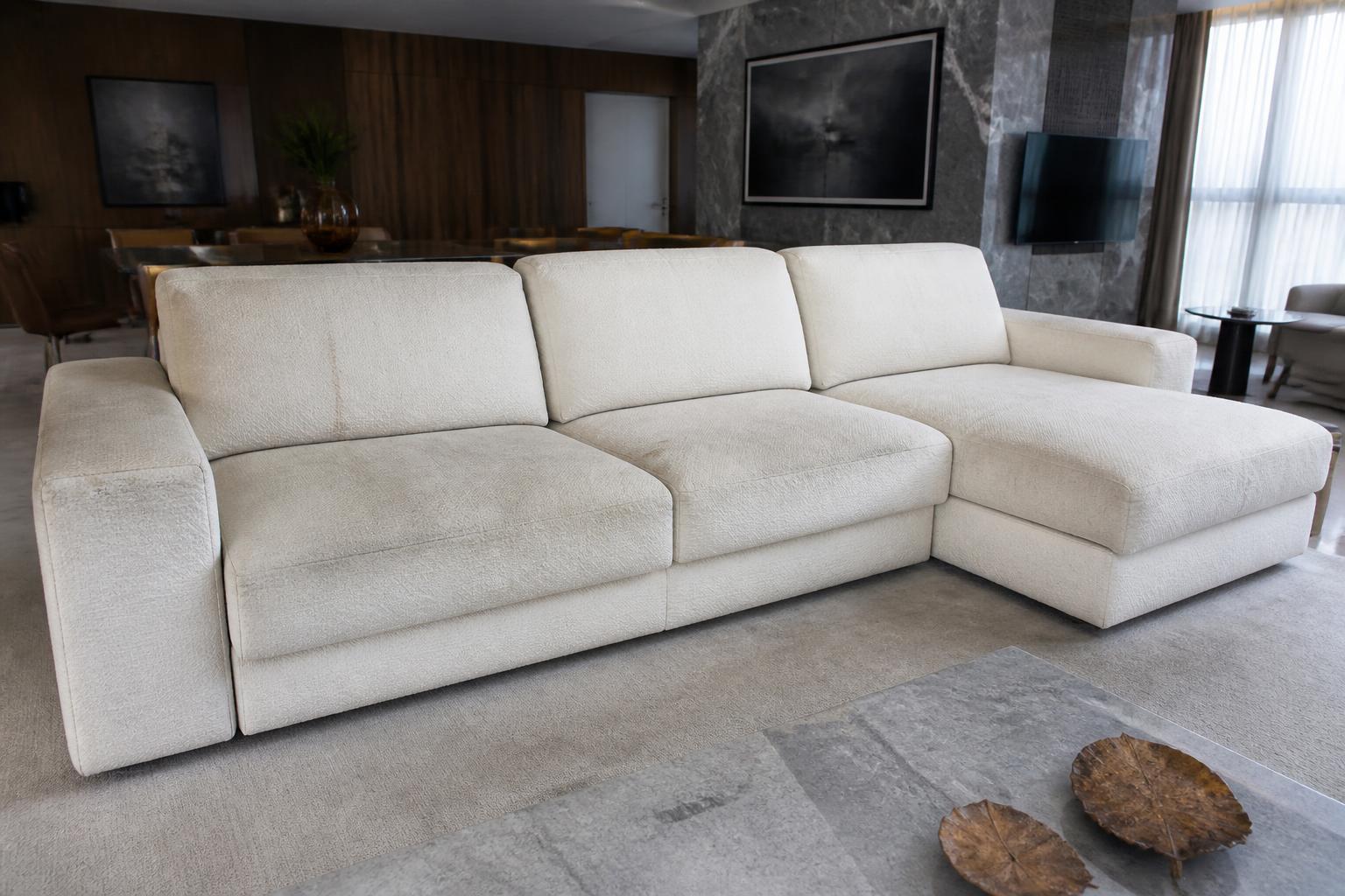 Sofá modular em bouclé antes da higienização
